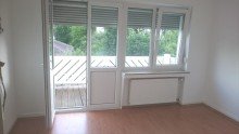 Zimmer zum Balkon Zentral, gepflegt und im 1.OG!