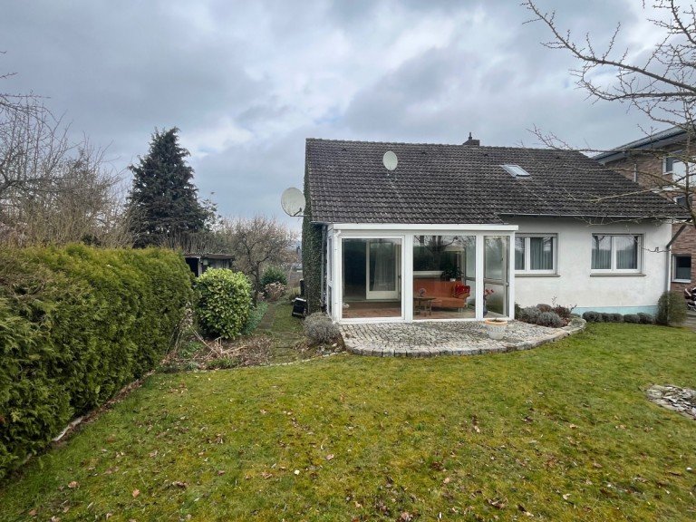 Frontansicht Bad Salzuflen Einfamilienhaus Mit viel Platz und gro�em Grundst�ck!